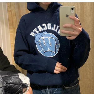 Hoodie  - Säljer denna supersnygga hoodie jag köpt på Plick, tröjan är i välldigt bra skick. Vet ej märket då lappen saknas men tröjan passar mig som har stl S. Säljer tröjan för 190+frakt!💓💓(första bilden är lånad)