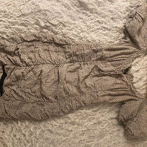 Zara klänning  - Svart och beige prickig klänning. 