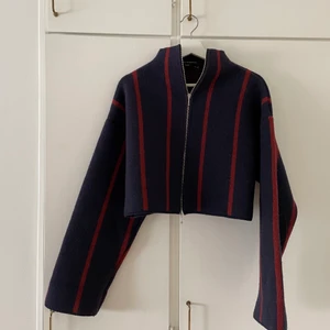 Croppad kofta - Säljer denna jättefina randiga koftan som ”hänger” på kroppen lite oversized, är croppad och har en låg krage!! Supertjock och varm då den väger en del, köpt second hand på arkivet🧶 perfekt till våren då den kan användas som jacka också! Står tyvärr ingen storlek men skulle säga s, märket är Marcel Marongiu