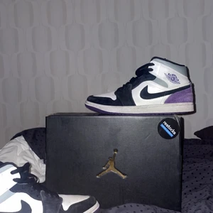 Jordan 1 mid - Säljer mina jordan 1 mids för vill ut på nya äventyr köpt för 2,7 å säljer dem nu för 1,3skick 8/10 inge crezz 