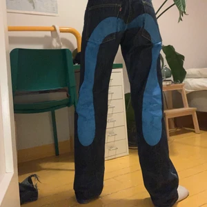 Evisu jeans  - OSÄRJÖS KÖPARE GÅR FORTFARANDE ATT LÄGGA BUD! Skriv till mig privat💕Älskar dom här evisu jeansen men använder dom knappt. Så säljer! Köpta här på Plick. Sitter bra i midjan på mig och jag brukar ha 34,38 i jeans🤩💕 Ganska långa i benen, jag är ungefär 167cm