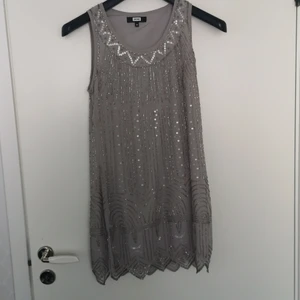 Klänning med pärlor  - Jätte fin klänning som är använd 1 gång. Storlek M
