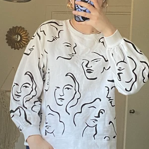 Zara tröja  - Jag säljer en vit zara tröja i storlek S. Stick 10/10. Skriv priv för mer info ☺️🤍