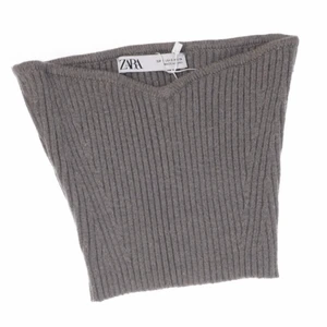 Zara topp - Säljer denna populära off shoulder topp från zara i storlek s. Sitter som s men är stretchig så passar även m! Varan är som ny🥰 säljer mycke annat så ta gärna en titt!