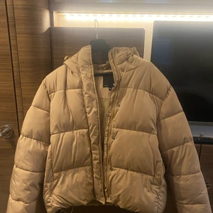 Jacka - Säljer min jacka från Lager 157. Köpt förra året men knappast använd. Köpt för ca 150-200 kr. Lite mer ”baggy” och går att dra åt längst ner. Osäker på frakt priset men hör av dig om du är intresserad så kollar jag upp det