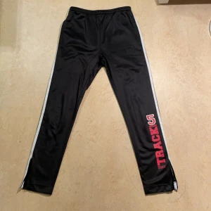  Mys byxor från ”Nellie’s” -  Mysbyxor från ”Nellie’s”, jättesköna med dragkedja längst ner, man kan även spänna de vid midjan 💗🖤🤍