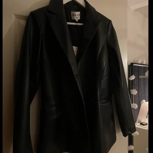 Läder kavaj från Nakd - Säljer mina fina kavaj som är i ett läder material från NA-KD. Denna är aldrig andvänd och det är därför jag säljer denna. Köpt för 700. Är i en storlek 38❤️