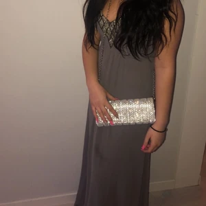 Långklänning💕💕 - Säljer denna fina festklänning, långklänning som formar kroppen jättefint, har dock tappat nån diamant endast använd en gång, är i strl S skriv priv för fler bilder🤎🤎