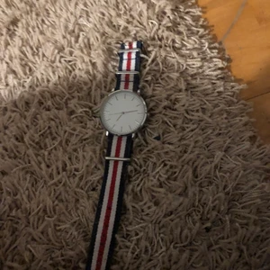 Klocka - Em fin klocka, allt i nyskick. Bara batteri som behövs. Äkta🥰