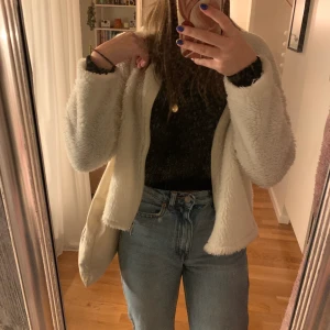 TeddyJacka XS - jätte gosig vårjacka . Är i XS och är lite kort i armarna på mig som är 176cm😁🌷😍😁👌🏼 nypris 500kr