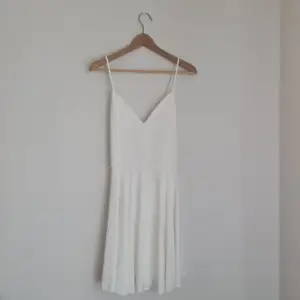 Helt ny vit klänning från bikbok, orginalpris 299kr. Storlek S