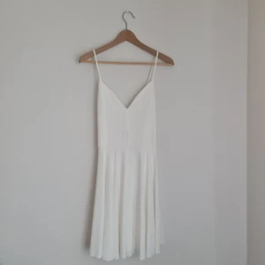 Bikbok vit klänning - Helt ny vit klänning från bikbok, orginalpris 299kr. Storlek S