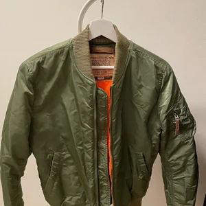 Alpha Industries jacka - Dags & sälja denna jacka. Använd men fortfarande fin. Hör av er om ni vill ha fler bilder. 