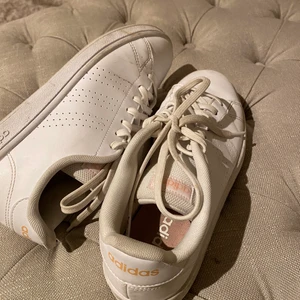 Adidas skor - Inte redogjorda så kan bli betydligt mycket renare! Inte använt alls på sistone och säljer dom därför nu. Använda men i super bra skick