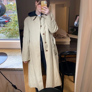 Trenchcoat - Asball oversized trenchcoat, sitter såhär på mig som är strl S, står storlek 48 i den, ”bälte” i midjan. Jättefint skick. Köparen står för frakt 🚚 