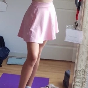 Rosa kjol - Super söt och skönt material. Ganska kort på mig som är 170cm lång. Den kommer från new yorker. Den är i storlek XS, men passar också S. Jag betalar tyvärr inte frakten.