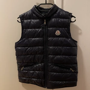 Moncler väst gui - Moncler gui väst! Skick 9,5/10 Alla tillbehör finns kvitto och alla tags! Storlek 1 (S) Ny pris 6000kr Går att scanna! Skriv för fler bilder👍