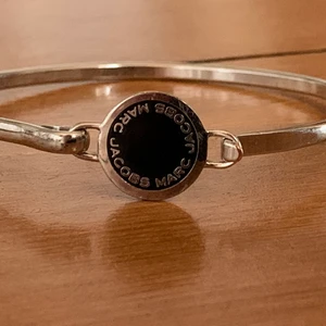 Marc Jacobs armband - Säljer detta superfina trendiga Marc Jacobs armbandet. Ordinarie pris ca: 899kr. Det är i perfekt skick!🥰