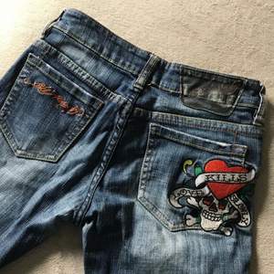 Low waisted Ed hardy jeans som passar lite för tight på mig mig. Är 36 i storleken, skulle säga det passar mer en 34. 26 i waist, Innerbenslängden är 80cm ❤️‍🩹  skinny fit