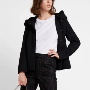 Kort kappa - Kort kappa med luva aldrig använd !❤️ skriv för egna bilder. Säljer pga råka köpa två