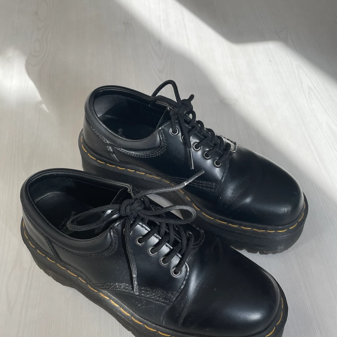 Låga svarta dr.martens
