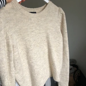 BEIGE STICKAD TRÖJA - Skön och mysig stickad tröja med en liten puffärm i storlek medium från New Look. Väldigt sparsamt använd. Kan mötas upp i Göteborg, annars står köparen för frakten💙