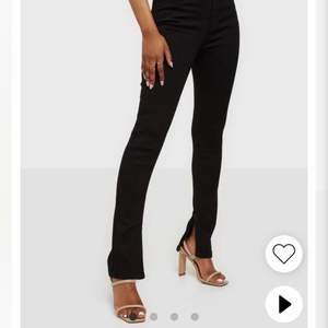 Helt oöppnade jeans! Står på Nellys hemsida att byxorna är stretchiga. Säljer pågrund av att jag inte kunde returnera! Säljer de för 200+frakt hela 200kr billigare än orginalpriset🖤🖤🖤