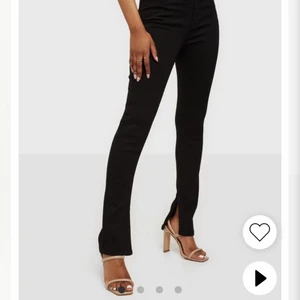 Nelly jeans slit denim  - Helt oöppnade jeans! Står på Nellys hemsida att byxorna är stretchiga. Säljer pågrund av att jag inte kunde returnera! Säljer de för 200+frakt hela 200kr billigare än orginalpriset🖤🖤🖤