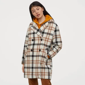 Dubbelknäppt Kappa Från H&M (Storlek M) - En kort, dubbelknäppt kappa i mjuk, vävd kvalitet. Kappan har krage och slag samt framfickor. Fodrad.  Nypris 599 kr - är i fint begagnat skick!  Länk till originalartiken: https://www2.hm.com/sv_se/productpage.0699617003.html