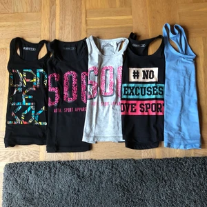 Tränings linnen i stl 122-140 - 5 stycken tränings linnen. Det blåa ochdet svarta SOC är i stl 134-140. Dom andra tre är i stl 122-128. 25kr styck 