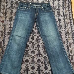 Fri stilig jeans  - Säljer min faded jeans som passar till båda kön och sitter lite buggy. Jeansen är I mycket bra skick och passar 32_34..finns fler bilder 