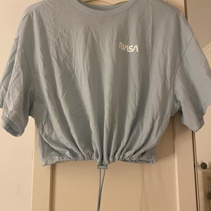 Magtröja - Enkel fin magtröja. Från H&M i färgen babyblå med vit text. Den är ny och är i väldigt bra skick.