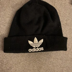 Adidas mössa - Använd men bra skick, lite nopprig 
