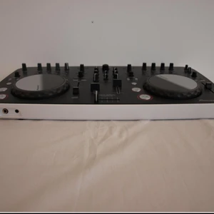 Pioneer DDj Ergo V  - Väldigt patent och spännande controler att spela på. Den är i fint skick (nästintill nyskick) dock sladd medföljer ej. 