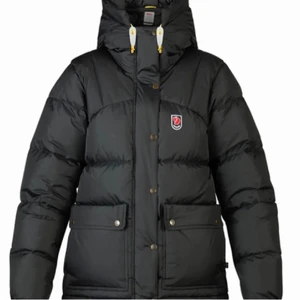 Fjällräven jacka - Har en fjällräven jacka i storlek XS som jag gärna skulle vilja byta till en S/M. Den är helt i nyskick och sitter super snyggt oversized, skriv för bilder. Inte säkert att jag bestämmer mig för att byta, det beror på vilket skick din jacka är i helst ska den vara i svart men andra färger funkar också❤️ ENDAST BYTEN!!!