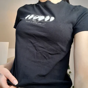 To the moon and back - En liten cropped t shirt som är oanvänt. Strl: XXS/XS/S