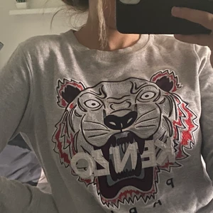 Äkta kenzo tröja, storlek XS - Köpt från hemsidan boozt för 1549kr, säljer den för 700kr! Pris kan diskuteras. 