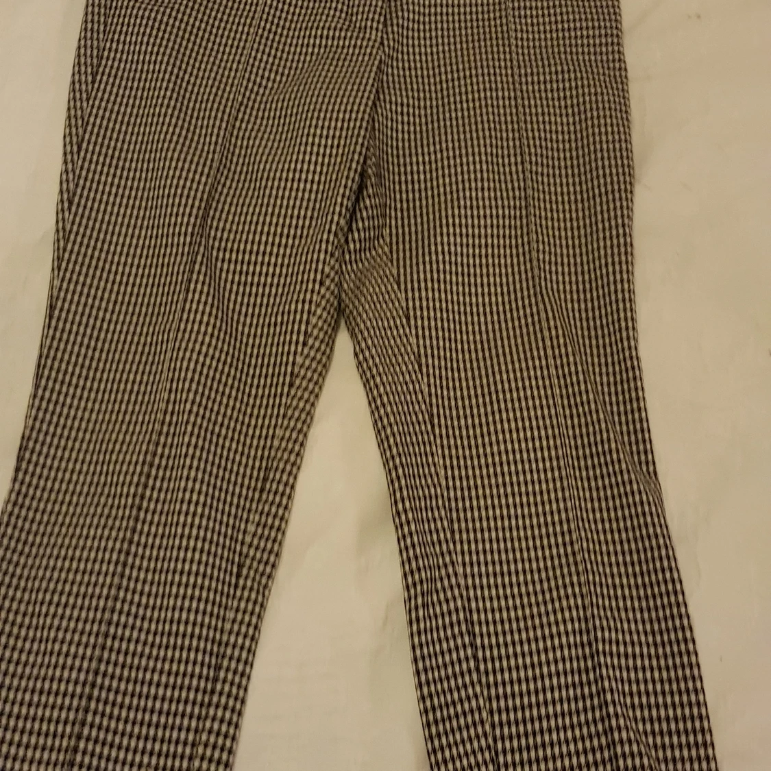 Ett par rutiga byxor i storlek 38. - 90