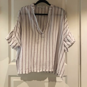 Randig skjorta - Skjorta från märket Joelle. Använd ett fåtal gånger. Strl 42 ❤️