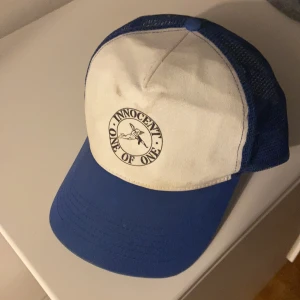 One of one keps - Liten smutsfläck över logga (går att tvätta bort). Köptes i may 2020.