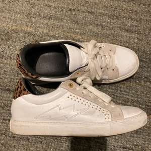 Zadig skor  - Jag säljer nu mina Zadig skor köpa i början på året. Köpta på rea för 2000kr och säljer för 1000. ❗️Kan ändra pris, kontakta mig ang Pris ni skulle kunna betala❗️Knappt använda men har lite skråmor längst fram. Kartong är tyvärr slängd i flytt. Storlek 41 men passar endå mig som är 39-40  