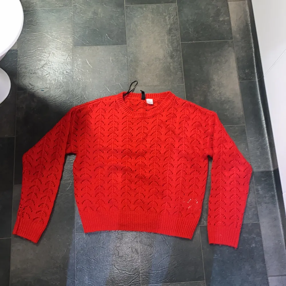 Från h&m stickat tröja röd varm till vintern 50kr. Stickat.