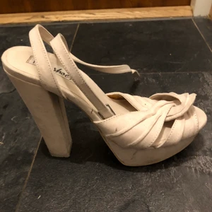 Klackskor  - Klackskor från Nelly i storlek 38/39. Endast använda 1-2 gånger