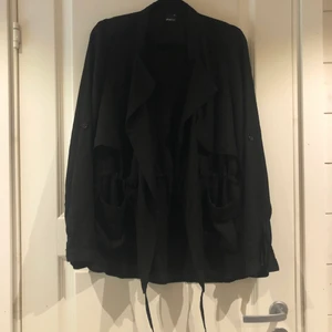 Gina Tricot jacka - Tunn jacka med fickor och snörning i midjan från Gina Tricot. Strl 38 🖤