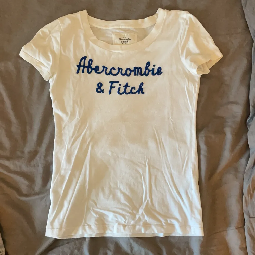 Säljer denna fina t-shirt från abercrombie & fitch då den inte kommer till användning. Den börjar bli lite nopprig (se bild 2) och där är även ett litet litet hål under ena armen (se bild 3). Detta är dock inget som stör enligt mig. T-shirts.