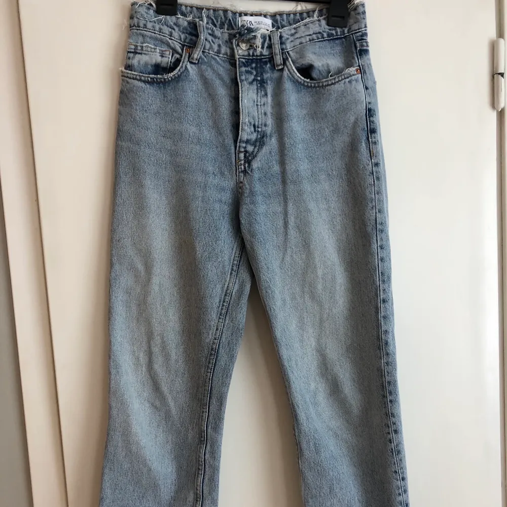 Zara jeans som är supersköna och sitter asbra!. Jeans & Byxor.