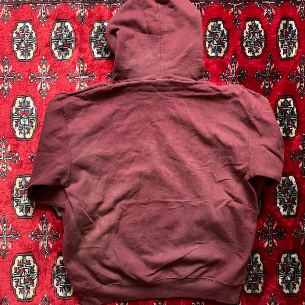 Snygg röd vintage hoodie från champion!. Hoodies.