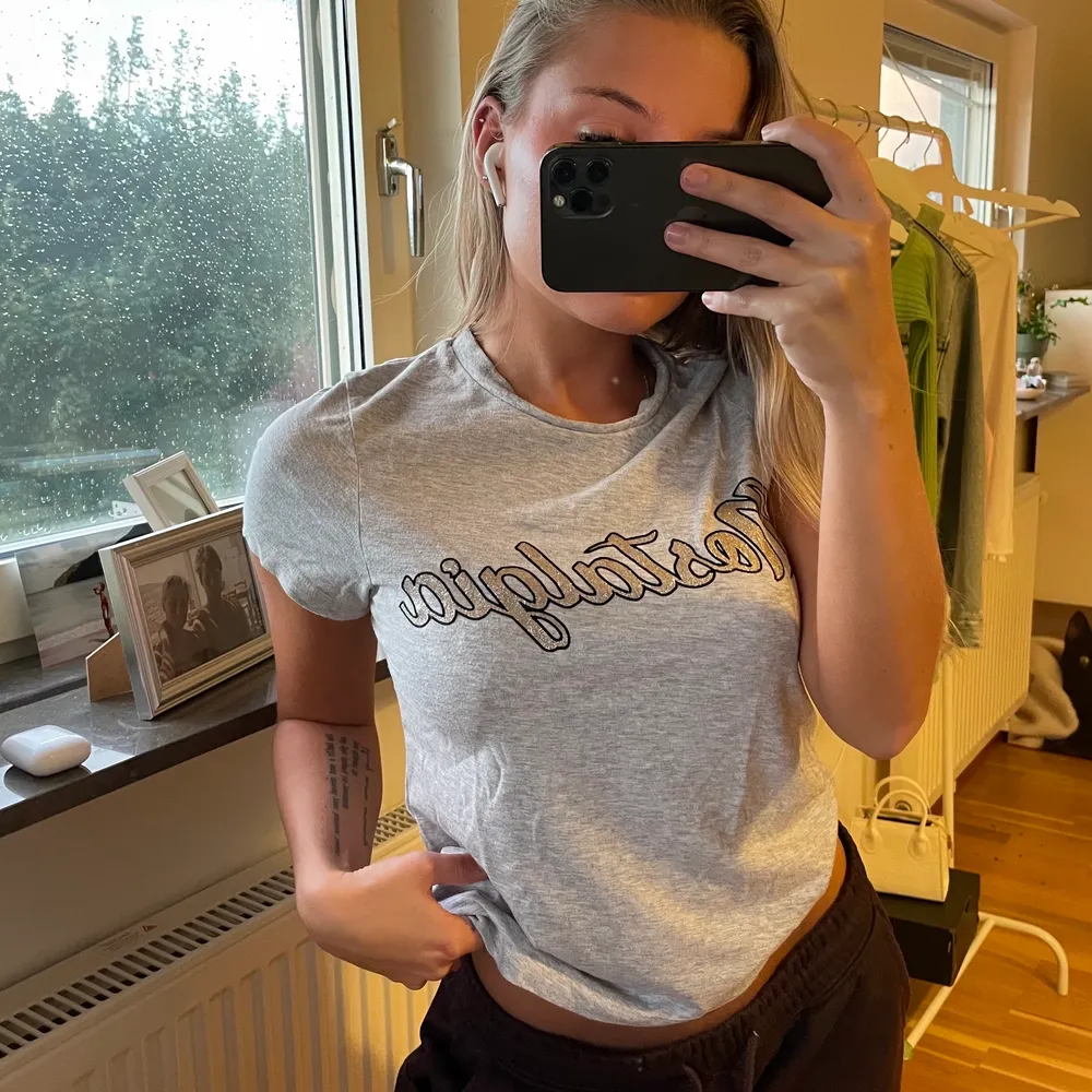 T-shirt ifrån Bikbok i storlek XS. Inga defekter. Frakt tillkommer, meddela vid frågor eller intresse 🤎. T-shirts.