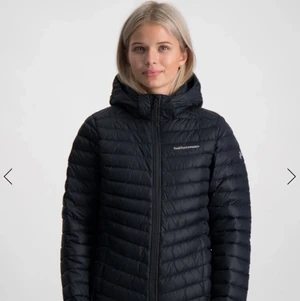 PeakPerformance jacka Woman - jag säljer nu min peak jacka då den tyvärr inte kommer till användning, använde den några gånger i vintras men den ser sprillans ny ut, köp direkt för 600kr