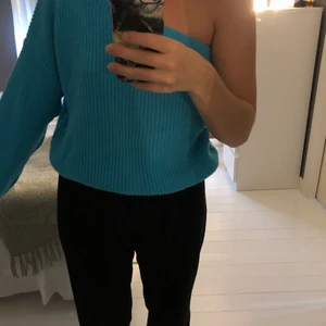 Oneshoulder-tröja - Superfin blå oneshoulder-tröja från Boohoo i stickat material! Kommer aldrig till användning därför säljer jag den. Strl S men funkar för M.